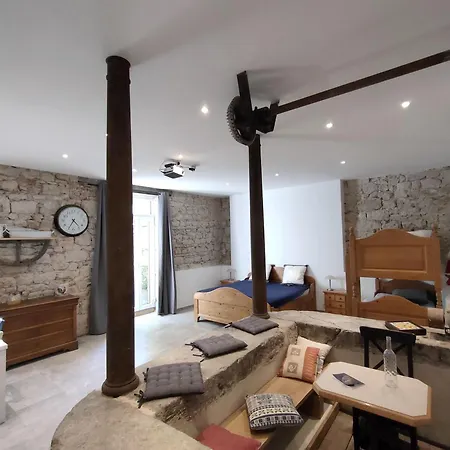 Du Longevent Du Moulin Perouges 3* Meximieux