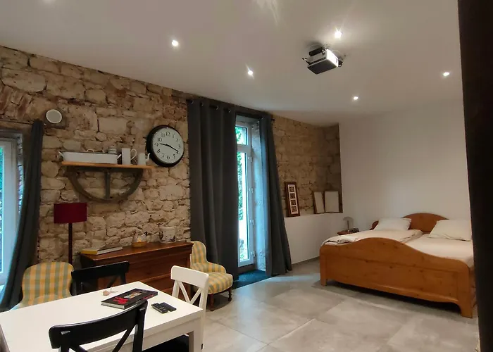 Du Longevent Du Moulin Perouges 3* Meximieux
