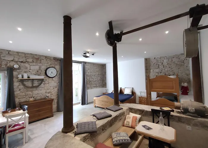 Du Longevent Du Moulin Perouges 3* Meximieux
